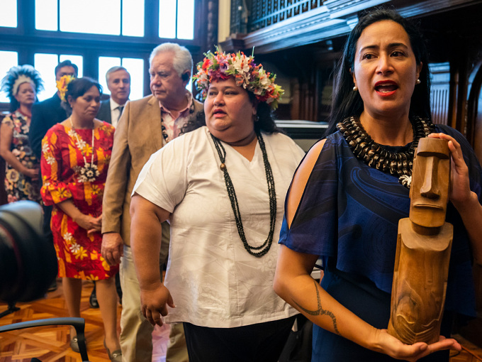 Tarita Alarcon Rapu, Governor of Easter island, sings during the ceremony. Photo: Heiko Junge / NTB scanpix